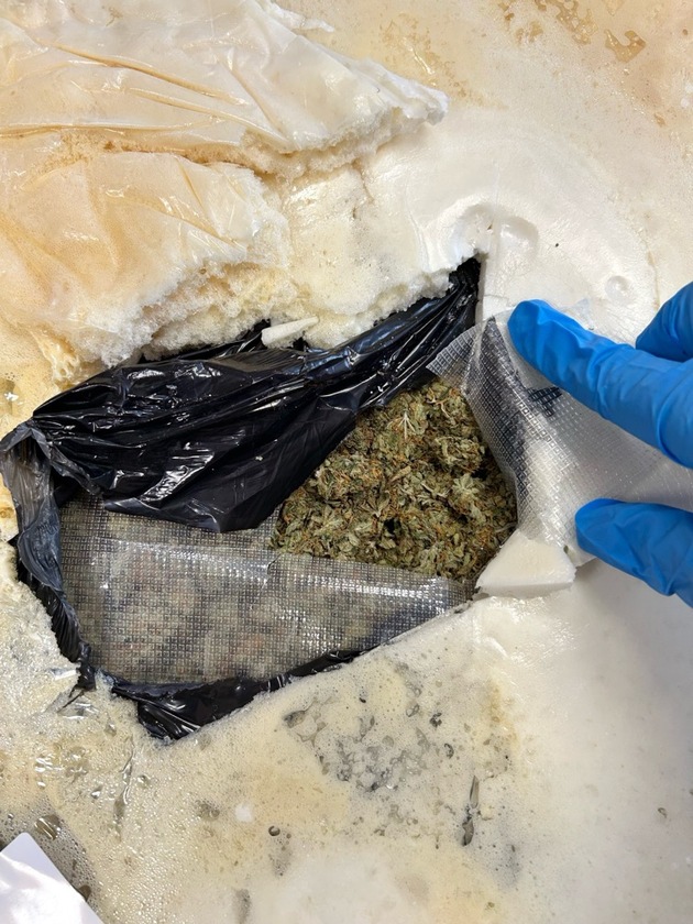 HZA-HST: Mehr als 86 Kilogramm Marihuana in Paketsendungen ./. Pakete kamen Stralsunder Zoll spanisch vor