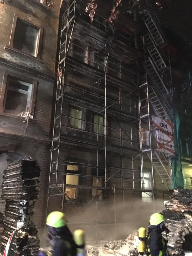 FW-F: Brennende Baumaterialien vor einem Wohngebäude in Höchst verursachen hohen Sachschaden.