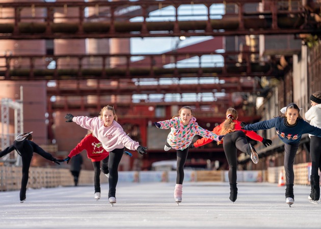 Zollverein-Eisbahn / Winterparadies für Schlittschuhfans startet in die Saison 2024/2025