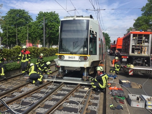 FW-BN: Ereignisreicher Vormittag für Feuerwehr und Rettungsdienst Bonn - Eingleisung einer Straßenbahn, Wohnungsbrand mit Menschenrettung und zahlreiche Rettungsdiensteinsätze