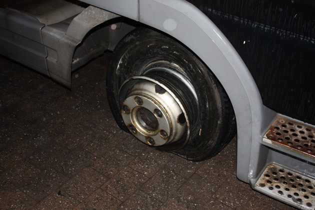 POL-PDLD: Edesheim: Reifen an Lkw beschädigt