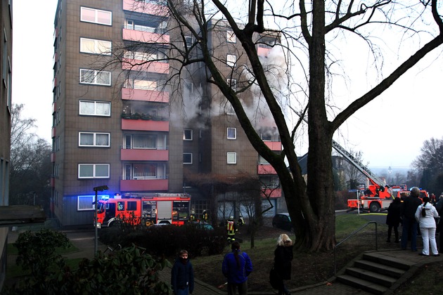 FW-E: Wohnungsbrand im fünften Obergeschoss, massive Rauchentwicklung, eine Person zum Krankenhaus transportiert