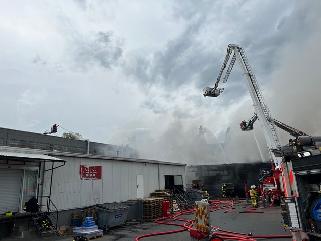 FW-F: Lagerhallenbrand in Frankfurt-Griesheim mit weithin sichtbarer Rauchsäule - Feuerwehr im Großeinsatz