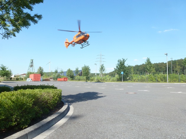 FW Dinslaken: Rettungshubschrauber landet auf Parkplatz der Feuerwache