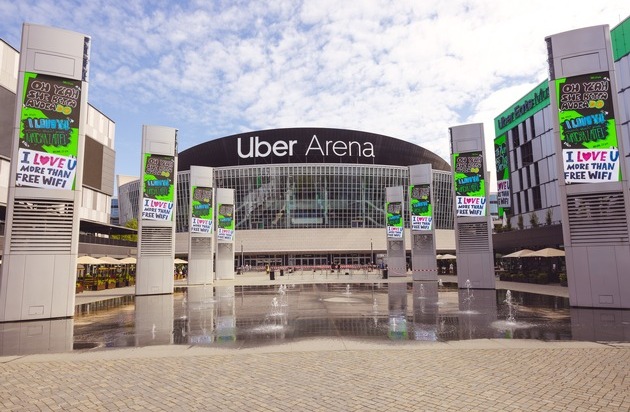 Rügenwalder Mühle Carl Müller GmbH & Co.KG: Hauchnah an deinem Star: Rügenwalder Mühle macht die Berliner Uber Arena zum ultimativen Fanposter