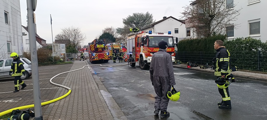 Feuerwehr MTK: Großeinsatz in Hattersheim: Löscharbeiten nach mehr als 14 Stunden beendet