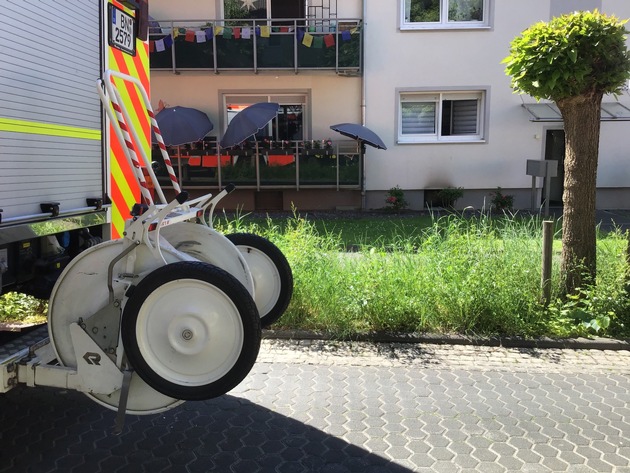 FW-BN: Eine verletzte Person bei Kellerbrand in Duisdorf - Feuerwehr rettet mehrere Personen über Drehleitern