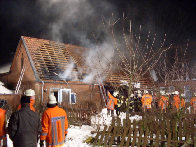 POL-NI: Dachstuhlbrand sorgt für Großeinsatz bei Feuerwehr und Polizei -Bild im Download-