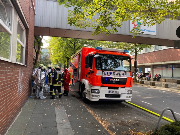 FW Köln: Chemieunfall an der Geldernstraße / Keine Gefahr für die Bevölkerung