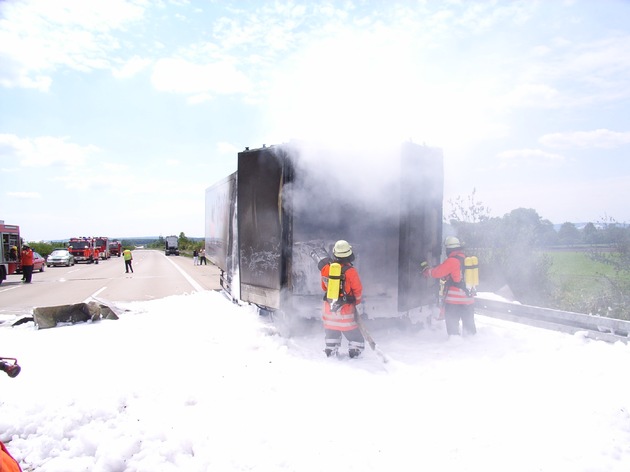 POL-HI: Brennender Sattelzug sorgt für langen Stau auf der A7