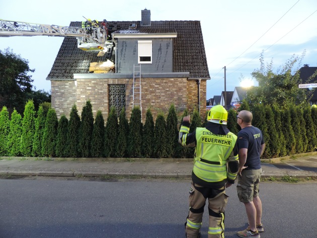 FW-PI: Pinneberg: Feuer am Gebäude breitet sich auf Dach aus. Feuerwehr kann Dachstuhlbrand verhindern