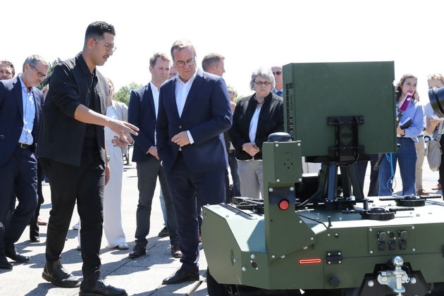Verteidigungsminister Pistorius besucht Innovationslabor in Erding