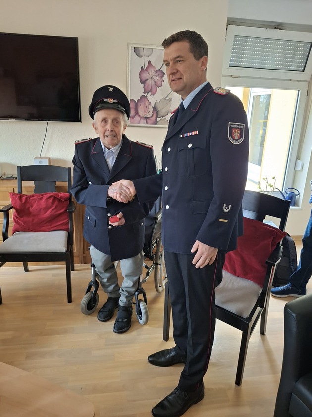 FW-ROW: Eine außergewöhnliche Ehrung - Christoph Bardenhagen seit 80 Jahren Mitglied der Feuerwehr