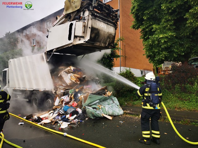 FW-PL: Ortsteil Burg - Müllwagen geriet in Brand