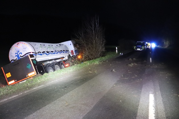POL-HX: Unfall auf der B64: Gefahrgutzug und VW Golf landen im Graben