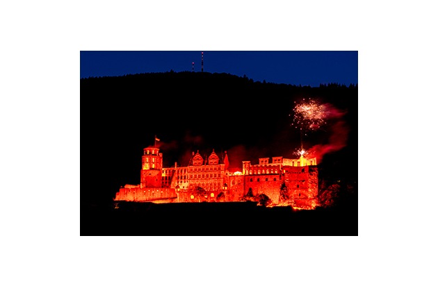 Roter Feuerschein und funkelnder Himmel