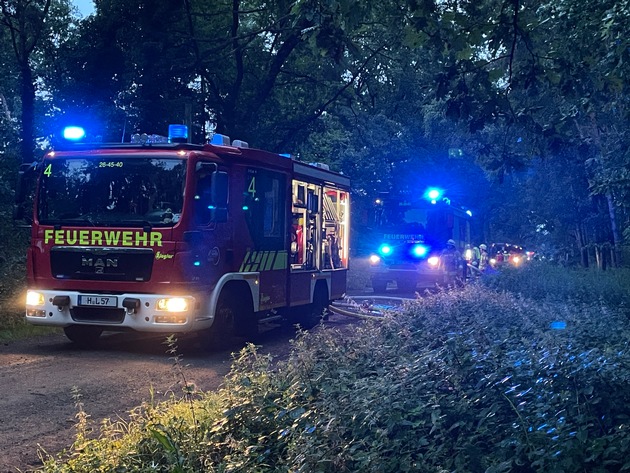 FW Lehrte: Laubenbrand im Wald bei Grafhorn