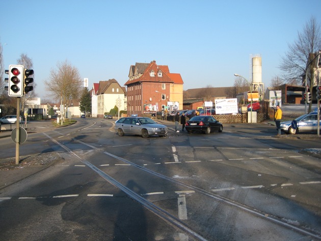 POL-HOL: Holzminden - Einmündung Fürtenberger Straße /Dr.-Stiebel-Straße/Sylbecker Berg: Durch tief stehende Sonne Rotlicht übersehen - 20.000,-- EUR Sachschaden -