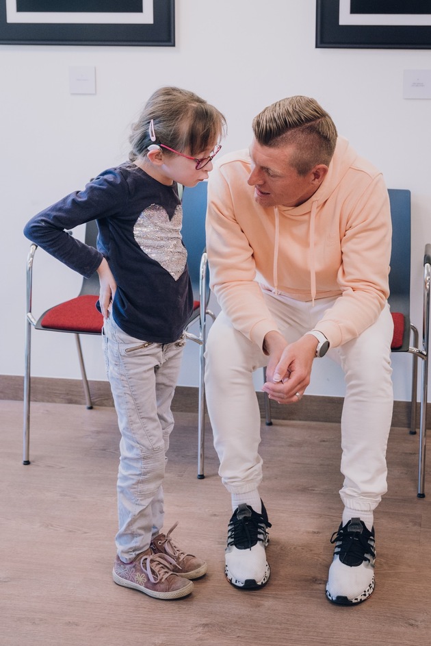 Toni Kroos besucht schwerkranke Kinder im Clemenshospital Münster