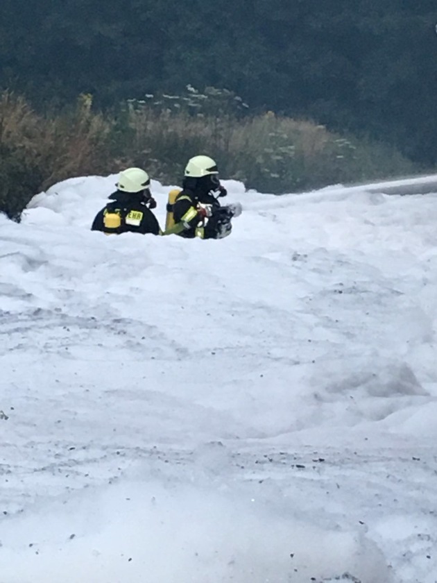 FW-KLE: Drittmeldung: Brand eines kunststoffverarbeitenden Betriebs im Gewerbegebiet Bedburg-Hau