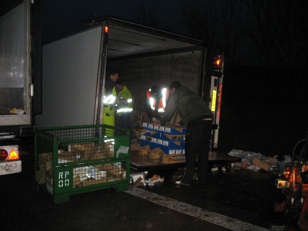 POL-WL: Lkw kippte um, Käse musste umgeladen werden