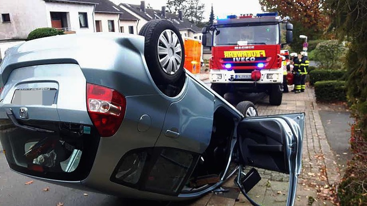 FW-EN: Honda überschlägt sich auf der Buchenstraße - 79- jährige bei Unfall leichtverletzt.