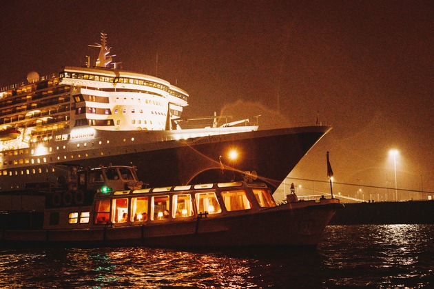 Die Kleinste Kreuzfahrt der Welt von Hamburg ins Alte Land trifft eine der größten Kreuzfahrten der Welt: die Queen Mary II