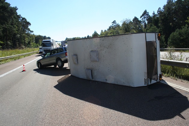 POL-PDKL: A6/Wattenheim, Wohnwagen kippt um