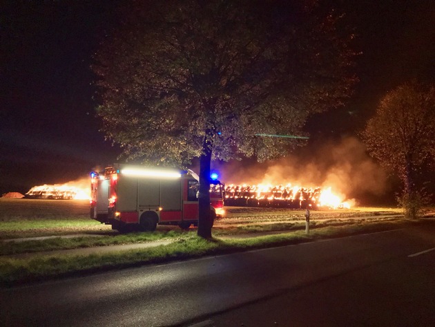 FW-NE: brennen ca.400 Strohballen in Kaarst