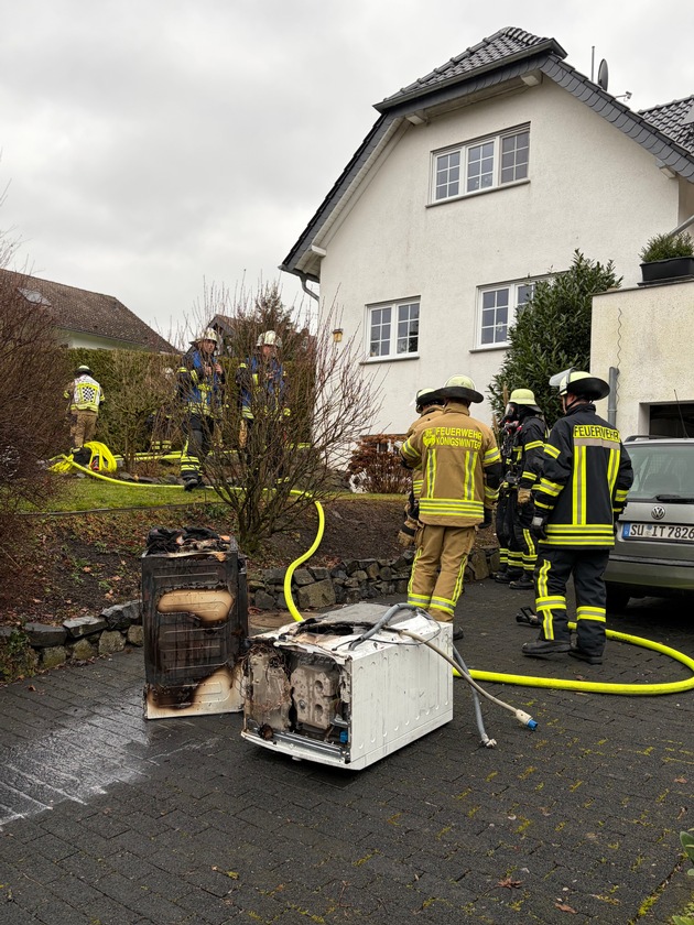 FW Königswinter: Haushaltsgroßgeräte brennen im Keller eines Einfamilienhauses