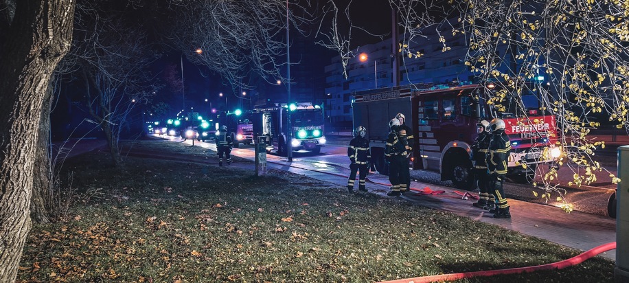 Feuerwehr Rostock: Feuerwehr rettet Person beim Wohnungsbrand in Evershagen