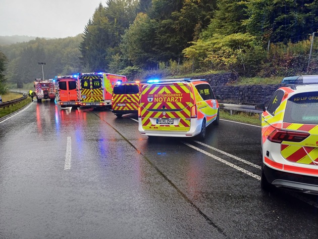 FW Horn-Bad Meinberg: Verkehrsunfall zwischen zwei PKW - eine Person mit Rettungshubschrauber in Spezialklinik geflogen