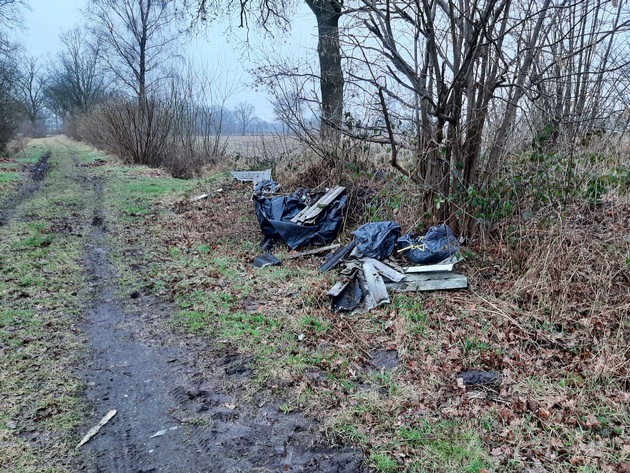 POL-SE: Klein Offenseth-Sparrieshoop / Uetersen - Illegale Ablagerungen von asbest- bzw. ölhaltigem Materialien - Polizei sucht Zeugen