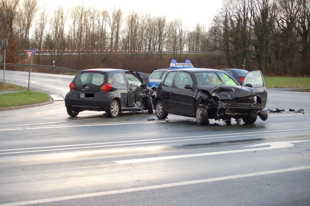 POL-STH: Verkehrsunfall mit zwei Leichtverletzten Zeugen gesucht