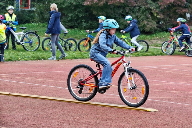 ADAC testet 14 Kinderräder mit 24-Zoll-Laufrädern/ Nur ein Rad ist schadstofffrei / Nicht alle Modelle dürfen mit ihrer Grundausstattung am Straßenverkehr teilnehmen