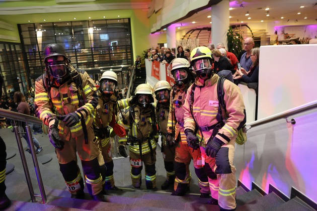 FW Bremerhaven: Feuerwehr Bremerhaven überzeugt beim 1. Blaulichtlauf im Klimahaus Bremerhaven