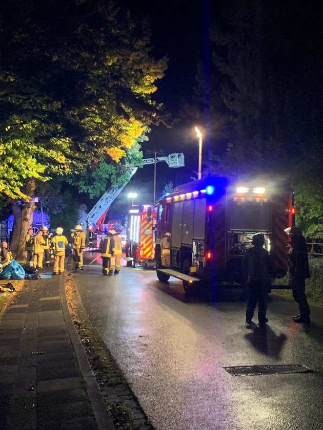 FW Dörentrup: Feuerwehr Dörentrup verhindert Schlimmeres bei Carport-Brand - zwei Hunde gerettet