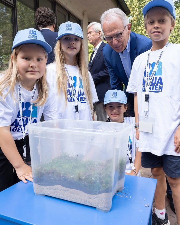 Bundesweites Erfolgsmodell für nachhaltige Bildung: AQUA-AGENTEN begeistern seit 15 Jahren Kinder für die Vielfalt von Wasser