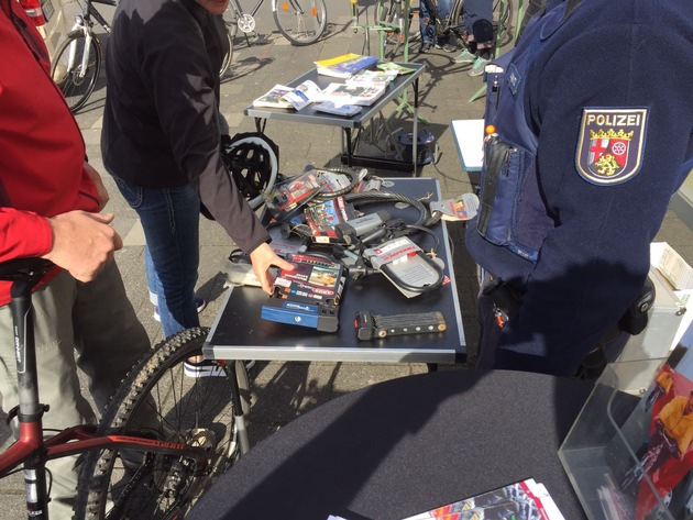 POL-PDNW: (Neustadt) Fahrradcodierung von Polizei und Verkehrswacht ein richtiger Erfolg