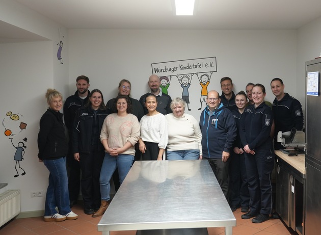 HZA-SW: Gemeinsam anpacken, gemeinsam Gutes tun / Weihnachtsaktion des Schweinfurter Zolls