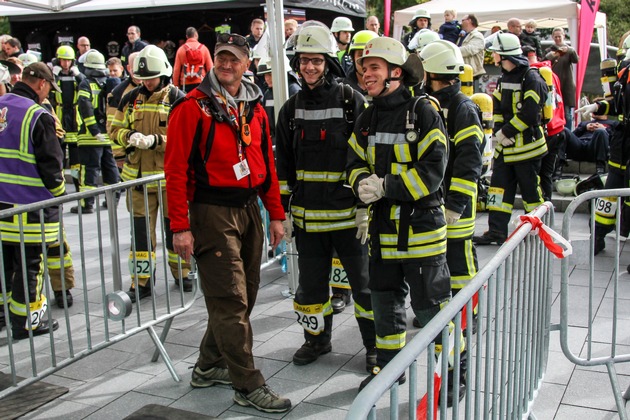 FW-KLE: Bedburg-Hauer Feuerwehrmann Lukas Schiemann beim 9. Skyrun der Feuerwehr Düsseldorf