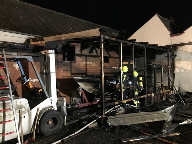 KFV-CW: Feuerwehr verhindert Übergreifen der Flammen - Keine Verletzten - Mehrere 10.000 Euro Sachschaden