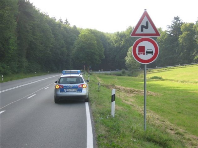 POL-HOL: Gemarkung Eschershausen - Kurvenverlauf Schelenhufe:  Überholverbot für LKW - Verkehrssicherheitskommission reagiert auf umgekippte LKW -