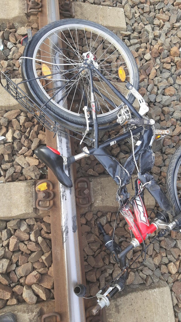 BPOLI MD: Zeugenaufruf der Bundespolizei: Unbekannte werfen zwei Fahrräder von Brücke ins Gleis, welche von Zügen erfasst werden