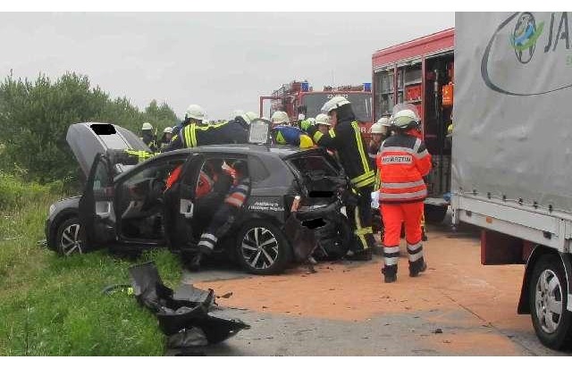 POL-ROW: ++ Unfall auf der Hansalinie - Zwillingspaar im Fahrschulwagen verletzt ++ Traktorteil gestohlen ++ Altreifen entsorgt ++ Anrufe von falschen Polizisten - Seniorinnen machen alles richtig ++