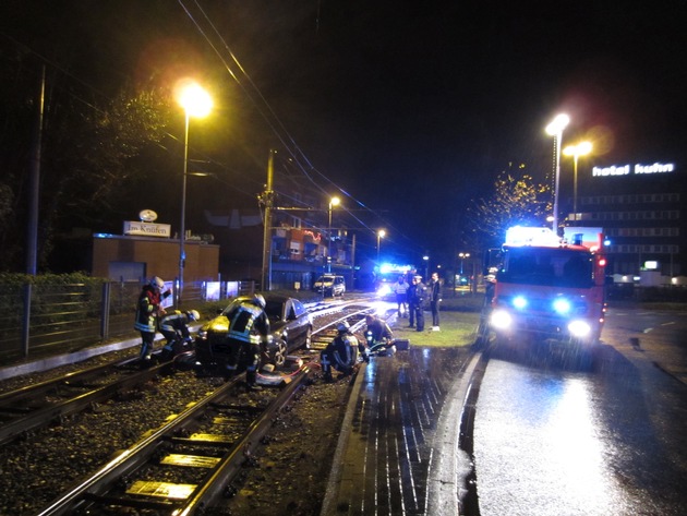 FW-MH: Glüch im Unglück!
Personenkraftwagen landet im Straßenbahngleisbett