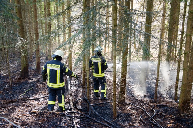 FW-RD: Waldbrand in Felde - 100 Einsatzkräfte im Einsatz In der Straße Sandweg, in Felde, kam es Heute (28.04.2021) gegen 17:35 Uhr zu einem Feuer im Wald