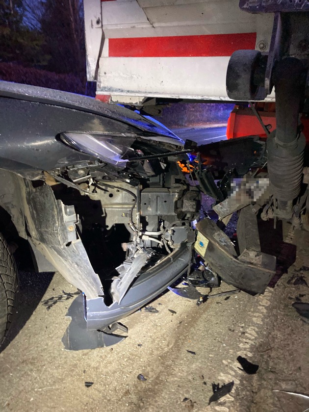 POL-BI: Kollision mit geparktem Lkw