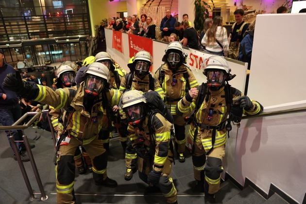 FW Bremerhaven: Feuerwehr Bremerhaven überzeugt beim 1. Blaulichtlauf im Klimahaus Bremerhaven