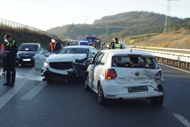 FF Olsberg: Unfall mit 3 PKW auf A46 bei Velmede, Vollsperrung